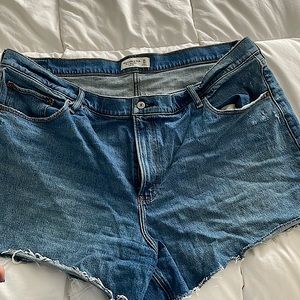 Abercrombie & Fitch the 4” Mom Short high rise